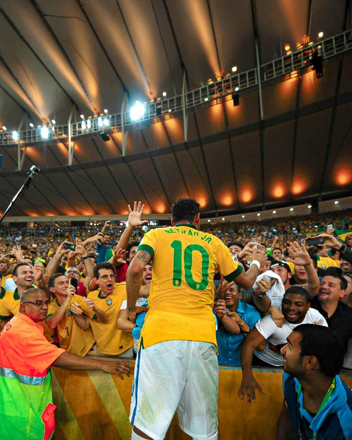 埃利奥特晒内马尔与梅西的球星卡，并配上了GOAT的emoji（埃利奥特晒出梅西与内马尔球星卡，配上'GOAT'表情符号）