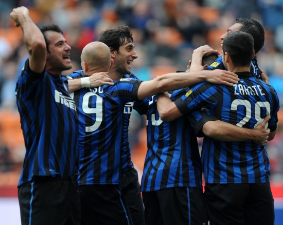 辽宁男篮连续两轮不敌广州龙狮，战绩止步杯赛，阵容调整和外援表现引发争议。（辽宁男篮两负广州龙狮止步杯赛，阵容变动与外援发挥成争议焦点）