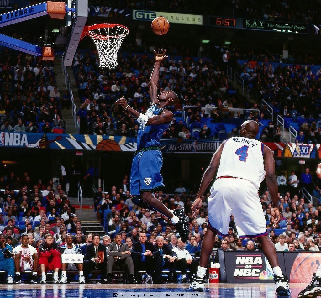 西甲半场：伦布雷拉斯闪击，亚马尔破门，巴萨2-1阿拉维斯（西甲半场战报：伦布雷拉斯闪电破门，亚马尔建功，巴萨暂2-1领先阿拉维斯）