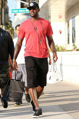 迈尼昂在加比亚社媒动态下留言，后者回复：请续约（迈尼昂现身加比亚社媒留言，加比亚回应：续约吧）