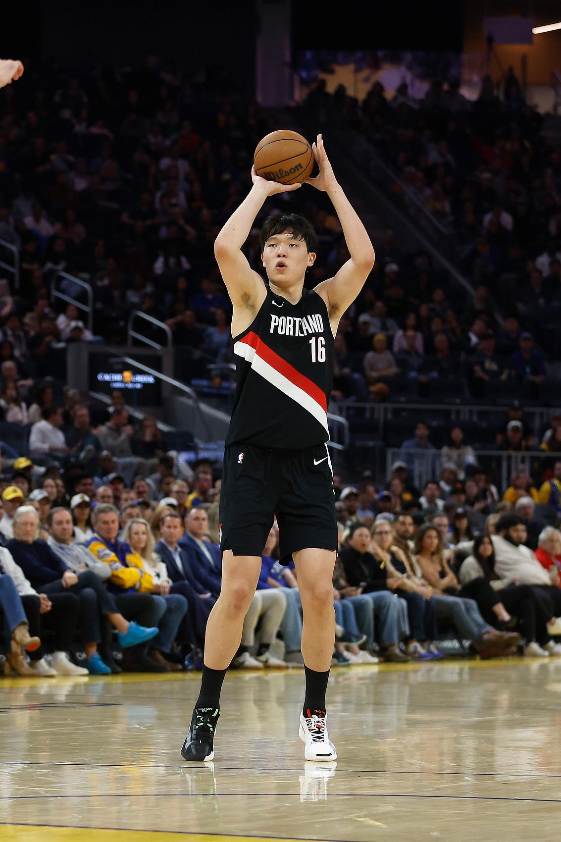 詹姆斯关键时刻统治比赛再次证明传奇无双（关键时刻詹姆斯接管全场，再度彰显传奇无双）