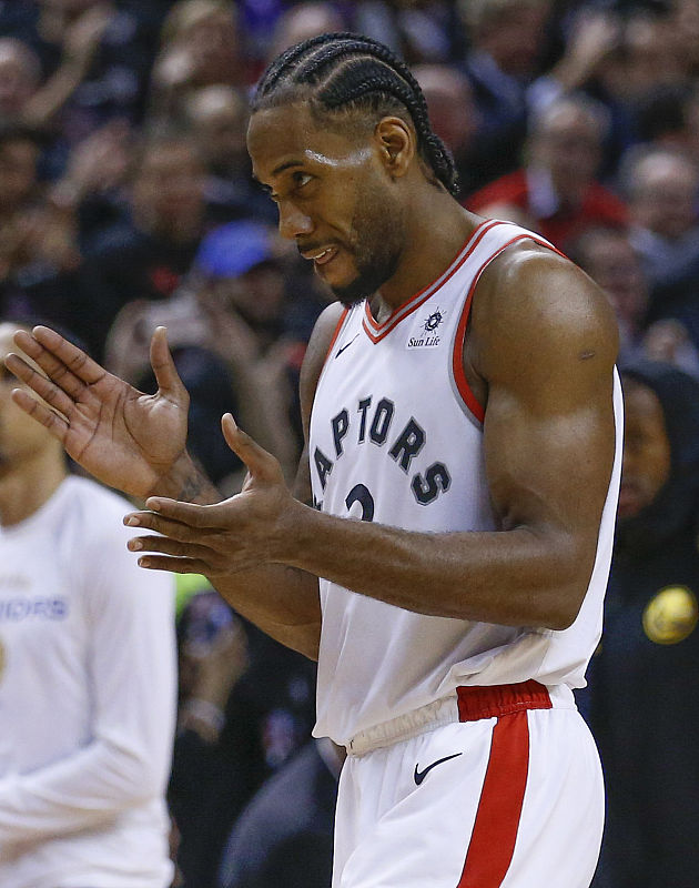 数据全面！王奕博加盟青岛首秀12分5篮板3助攻2抢断（王奕博青岛首秀数据亮眼：12分5篮板3助攻2抢断）